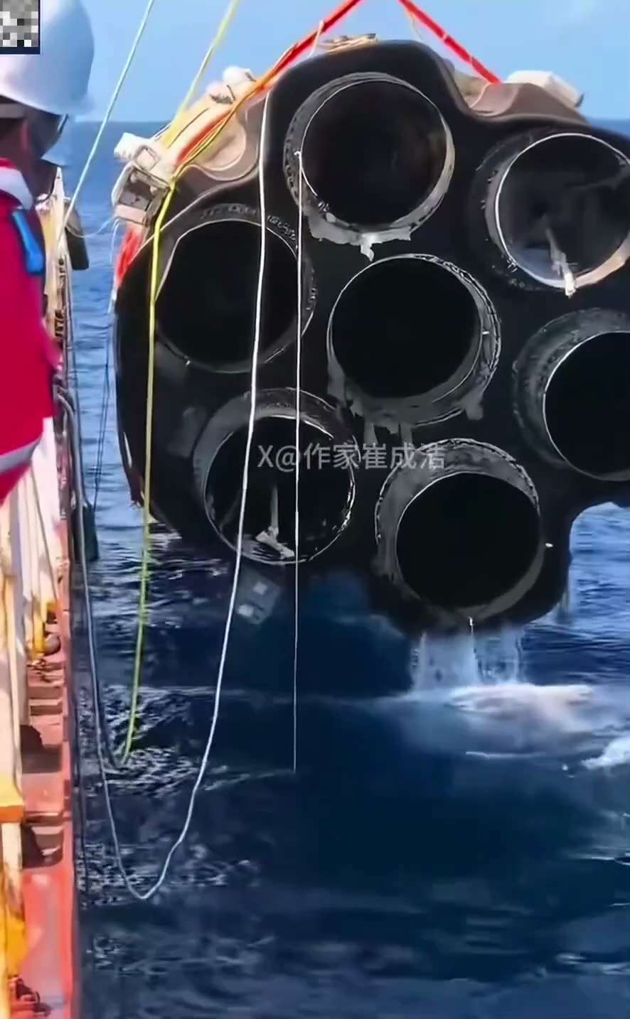 🔥🚀那个掉海里的大火箭被打捞出来了🤣可是大家的关注点，都在鱼🐟

网友们评论：
🔺还是中国的火箭厉害，可上天可入海，马斯克的就不能入海
🔺泡过水了，废铁了
🔺赶快拿吹风机吹干吧！连电了就...