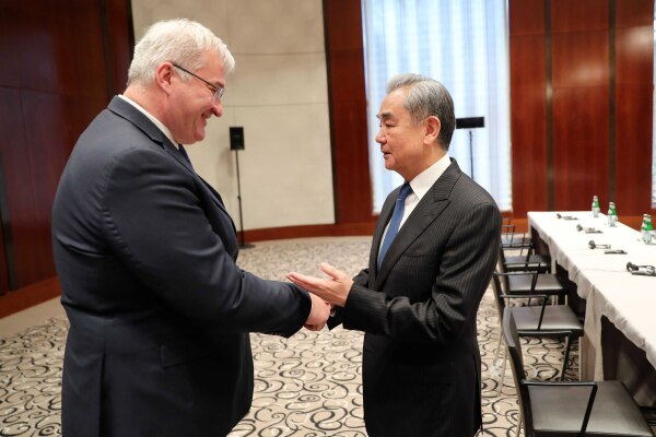 战略对冲？北京密集释放中乌关系友好信号

2月14日，中共中央政治局委员、外交部长王毅13日在慕尼黑安全会议期间会见乌克兰外长瑟比加。

王毅强调，2026年是中乌战略伙伴关系建立15周年，中方尊重乌...