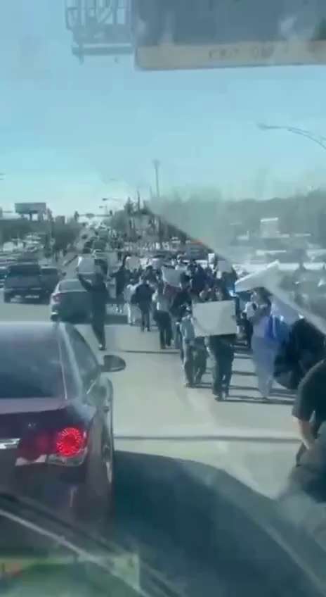 2/14/26🔥新闻显示：巴尔的摩市的学生今天放假，並被允许占领街道，参加anti-ICE的骚乱。从视频中可以看到，学生们手持写有“ICE OUT”的牌子，向路过的车子摇晃，这情景使人想起60年前墙...