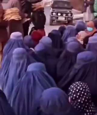 Sie haben keinen Respekt vor Frauen. Ihnen wird das Brot hingeworfen.

SO FÜTTERT MAN TIERE❗️
