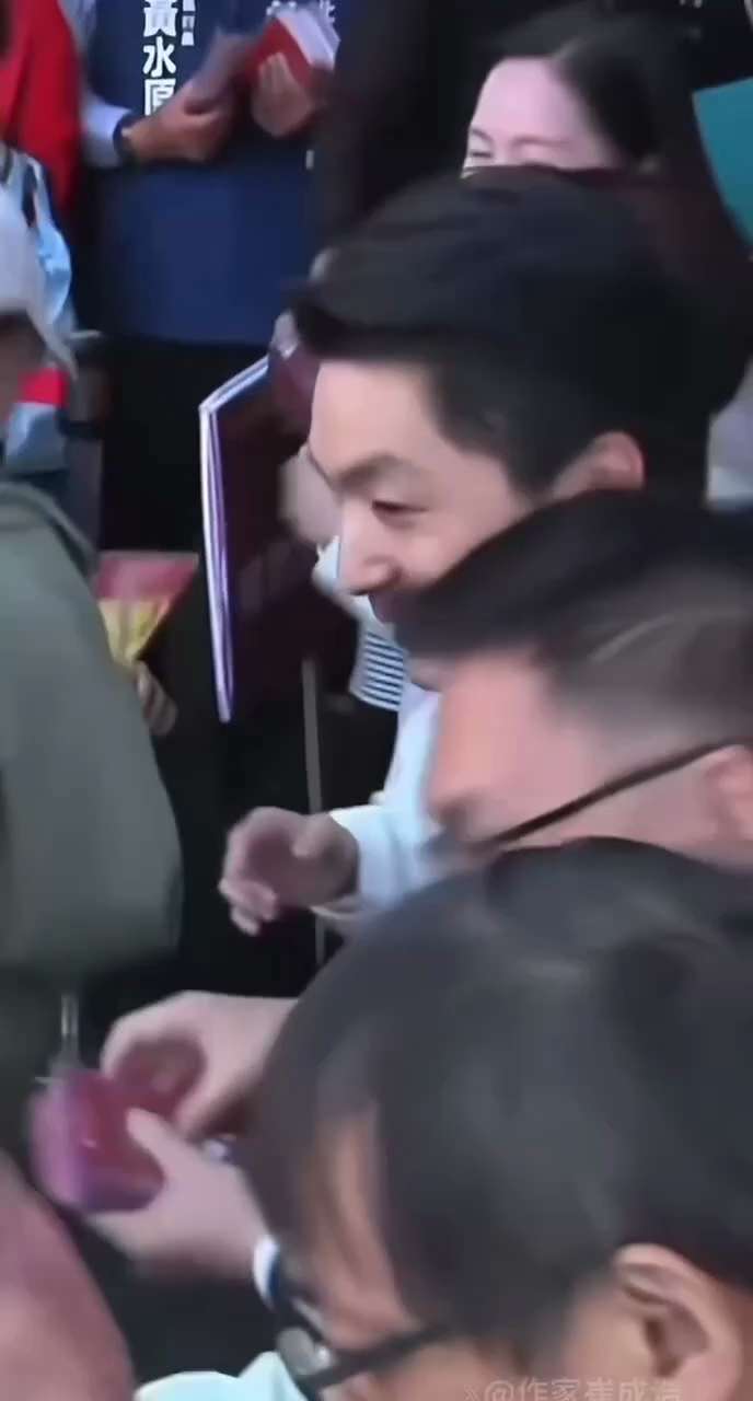 台湾真是官不聊生。春节临近，台湾各地县长、市长，纷纷带领手下，在商场、街道派发红包，收买人心以求选民支持。无论发生多大事，都能在屏幕前气定神闲、隔空慰问，才是令百姓敬仰和畏惧的大官。

