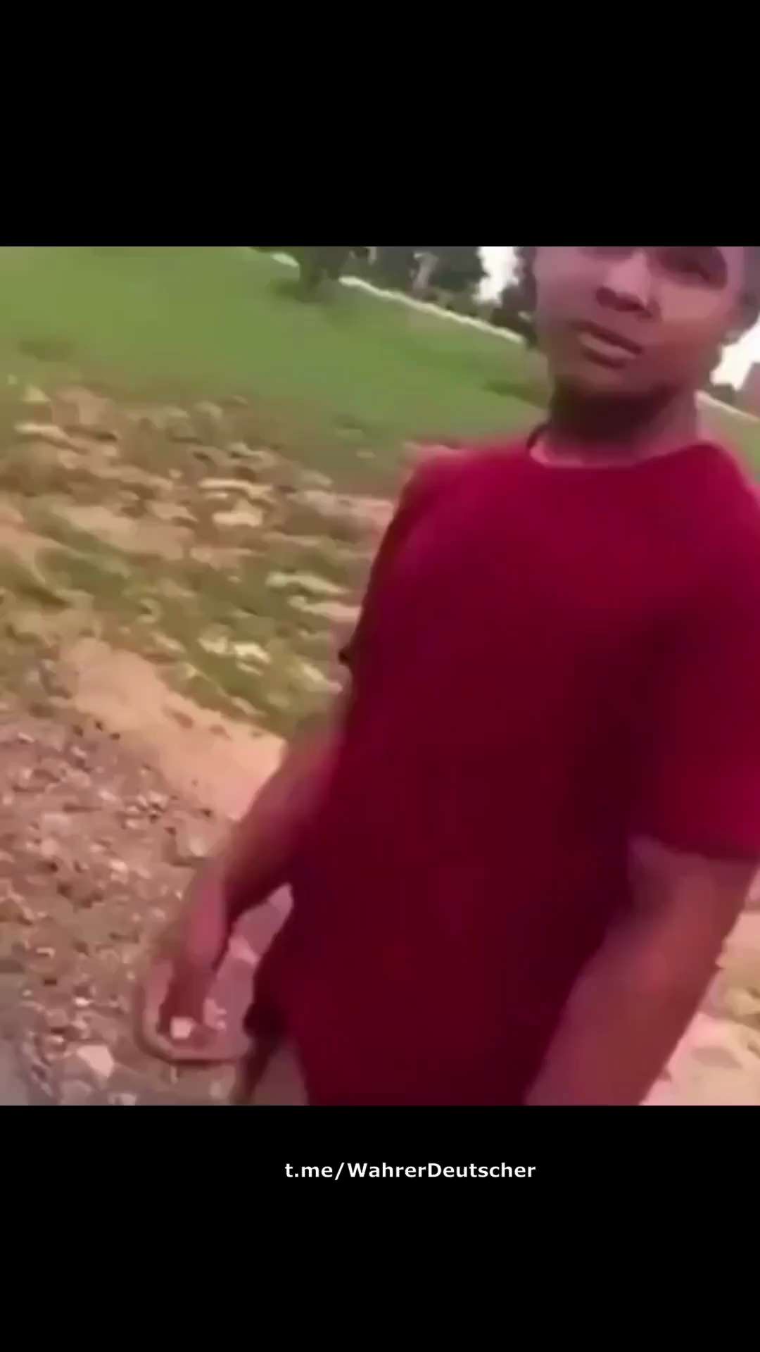 Er will zeigen, dass er ein richtiger Mann ist und schlägt den Jungen ohne Vorwarnung von hinten mit...