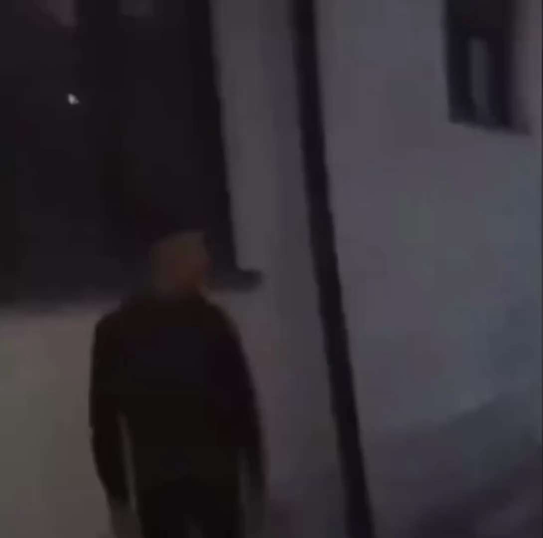 Eine Frau wird im Vorbeigehen geschlagen.
Die Täter lachen.

Mitten in Europa.
Viele fragen sich:
Is...