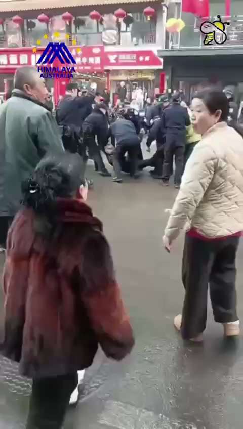 編號：4️⃣3️⃣3️⃣
【中共乱象】晋能集团卖出位于山西大同文瀛湖的商铺后，拒绝为商铺地下室办理房产证，导致业主损失20余万。3月13日，业主们到两区指挥部维权时却被警察抓走。
🔗himalaya...