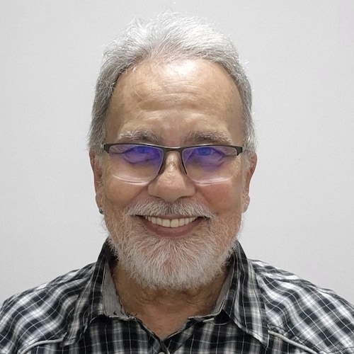 Cursou engenharia civil, filosofia e música. Despachante aduaneiro/Comex/Logística por profissão.