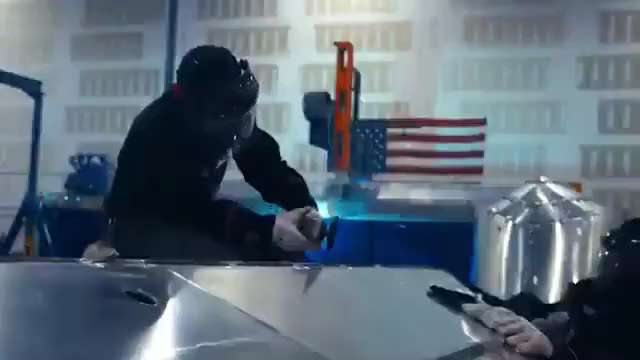 🚨最新消息：美军刚刚在实战中部署了一种原本预计还要再实验十年的武器，而这将彻底改变海战的规则🔥

五角大楼已确认，“GARC”（全球自主侦察艇）正在霍尔木兹海峡执行实时巡逻任务。就在现在——在与伊...