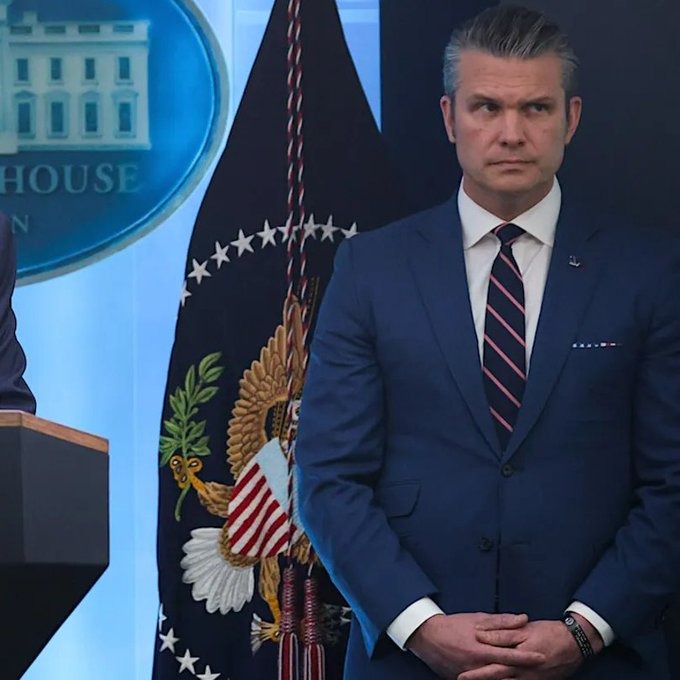 🖤🪖白宫发布会上，注意到赫格赛斯手腕上的那条黑色手环了吗？

👋他的手腕上， 有一条黑色手环。手环上刻着：
“美国陆军参谋军士 豪尔赫·M·奥利维拉 2011年，阿富汗，阵亡”
🔺他是赫格塞斯...