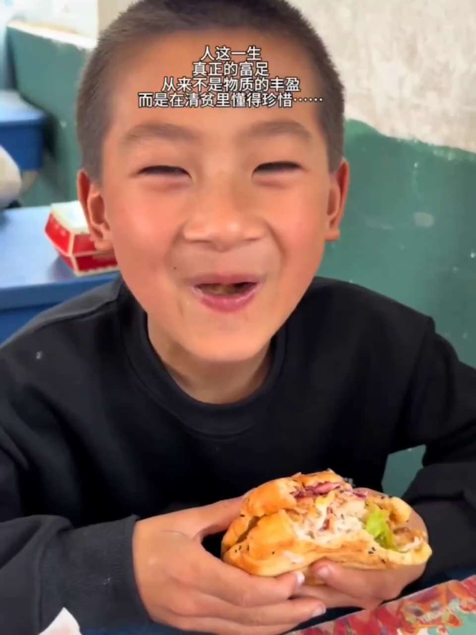 4月15日，河南周口，一名农村小学老师，得知孩子们的愿望是吃一个汉堡后，给班里的每个孩子都买了一个汉堡。有的孩子开心的大快朵颐，有的孩子用外套小心翼翼的把汉堡包起来护在怀里，说要带回家给父母吃。
评论...