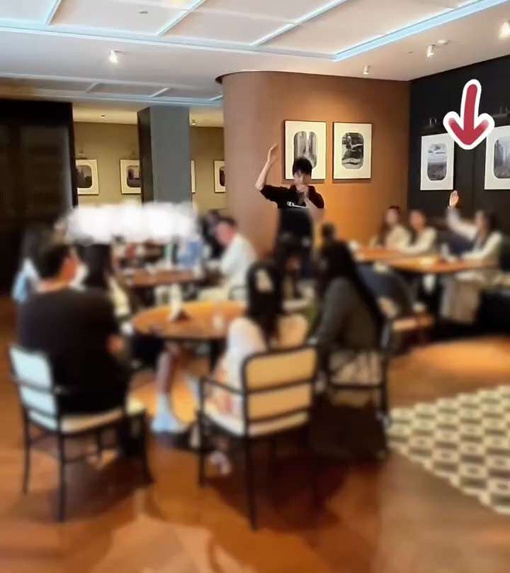 这视频太牛啦！这是近期的 #上海 “#高端相亲局”！
听听主持人再问什么❓
“没打过 #新冠疫苗 的举手”❗️🙋

三个举手的都不是一般人，无论智商、认知还是独立人格或是家庭家世都碾压其他人！没打疫...