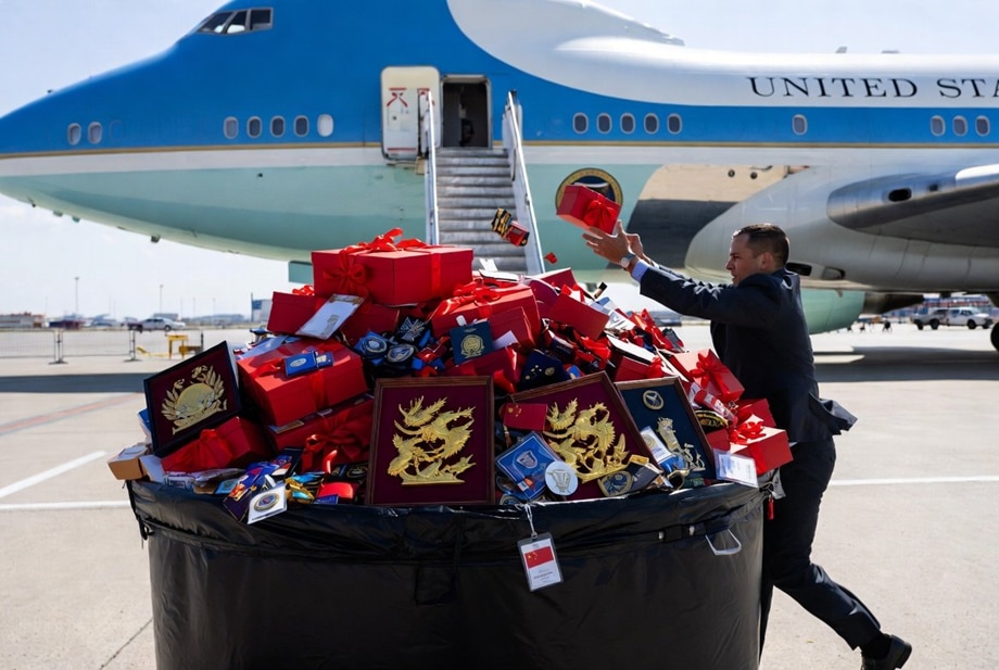 [禁止携带中共国赠送的纪念品登上空军一号]
特朗普飞离北京前一个真实的细节。
白宫随行记者艾米丽·古丁曝料，工作人员把中共国官员分发的所有东西，如通行证、一次性手机、代表团的徽章都收集起来，放在登机前...