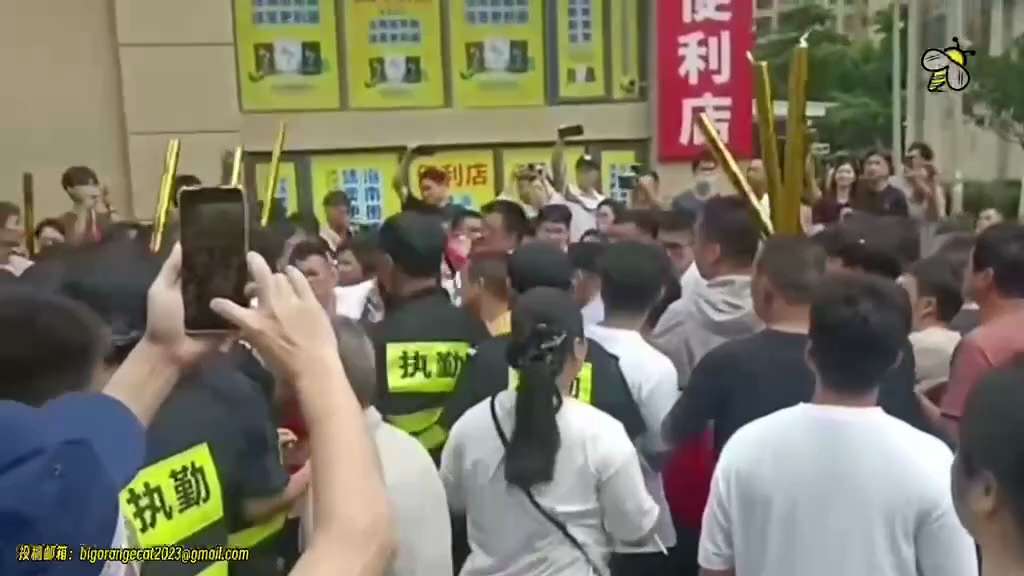 編號：4️⃣8️⃣5️⃣
【中共乱象】6月19日，广东清远清城区帝景湾小区，旧物业因长期不作为被业主解聘后，拒绝撤离，并阻拦当天进场的新物业进入小区，引发激烈冲突，导致一名业主受伤。当地政府随后出动大...