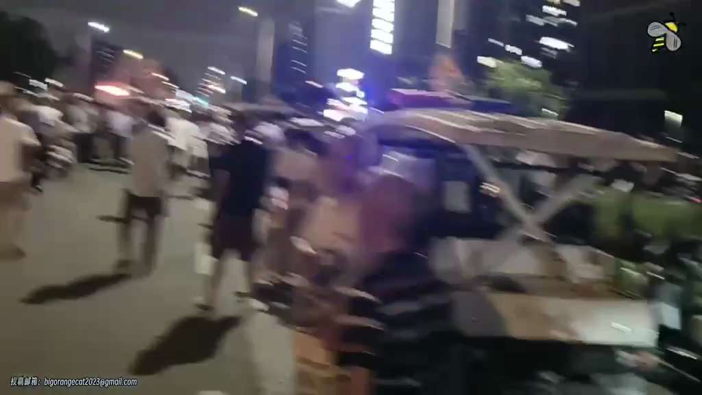 編號：4️⃣8️⃣6️⃣
【中共乱象】由于诉求长期未能得到当地政府解决，四川省成都市郫都区世茂云璟小区的数百名业主于周一（22日）晚堵塞了小区外的道路交通进行抗议。期间，业主与到场的公安及政府人员发生...