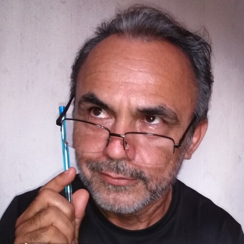Pai, irmão, cristão, amigo, aprendendo a escrever, a criar, aprendendo a viver...Jesus Cristo é o meu Mestre e Senhor.
