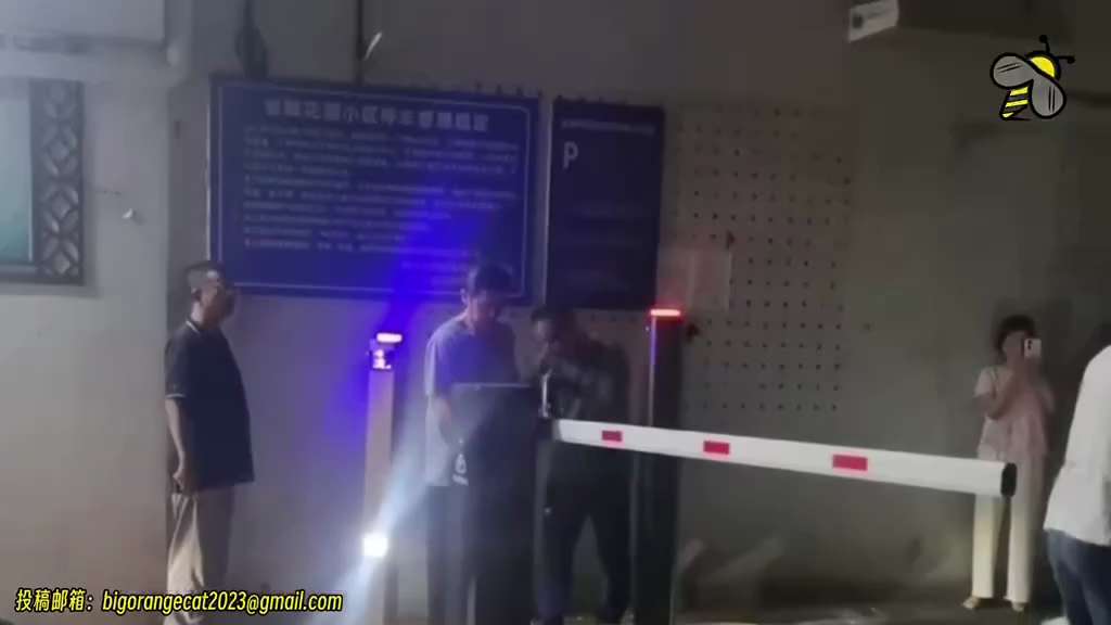 編號：4️⃣9️⃣4️⃣
【中共乱象】 7月4日晚，山东烟台芝罘区金晖花园小区，并非业主聘用的物业擅自在小区门口安装收费杆，打算借此收取停车费，结果刚装上便引发业主抗议，收费杆当场被拆除。为平息事态，...