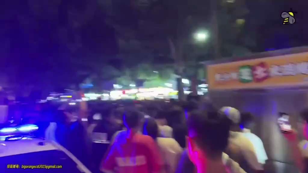 編號：5️⃣1️⃣9️⃣
【中共乱象】8月26日晚，江苏省南京市玄武区下马坊夜市，警察和城管在驱逐街边摊贩时与摊贩发生冲突。据现场目击者透露，双方均有人员在冲突中受伤。
🔗himalayaustra...