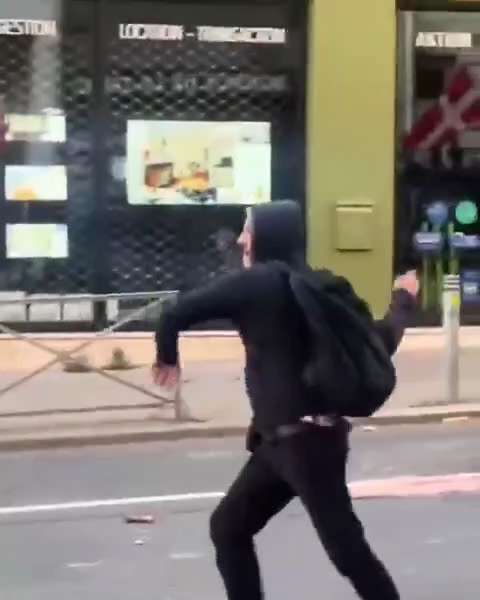 💥💥💥
🇫🇷 Rouen rises up.
 French patriots take the streets with flares and flags shouting: "We ar...