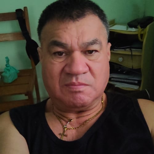 De Direita Conservadora, temente a Deus, de família tradicional e Bolsonarista... 
DEUS É BOM E O DIABO NÃO PRESTA ...