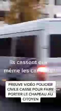 🛑🇧🇪 Belgique : La police s'en prend à leur propre véhicule pendant une manifestation.
 
 (Le repo...