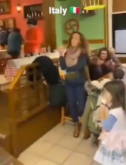 ❤️ Italy - Restaurant owner lets in the unmasked and the unvaxxed 