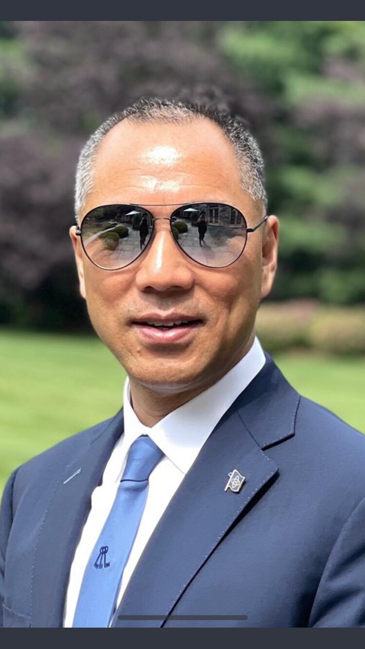 从昨天开始,所有在海外的共产党盗国贼的家属开始了提心吊胆,有今天没明天的生活。钱、不动产、股票、公司分分钟都会被新中国联邦人举报成为非法财产,人,分分钟有可能被遣送回伟大的祖国。共产党的高层必须要为自己的愚笨行为负责任,新中国联邦人无处不在,好戏开始了!看看第一批被挖掘出来的都会是谁?
