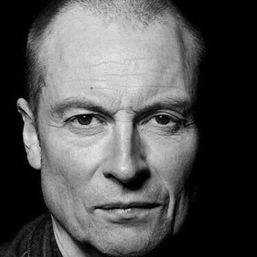 Kriminalhauptkommissar a. D.  aus dem Fachbereich Polizeilicher Staatsschutz. Optimist und Idealist mit einem Sinn für die Freiheitsrechte der Bevölkerung.