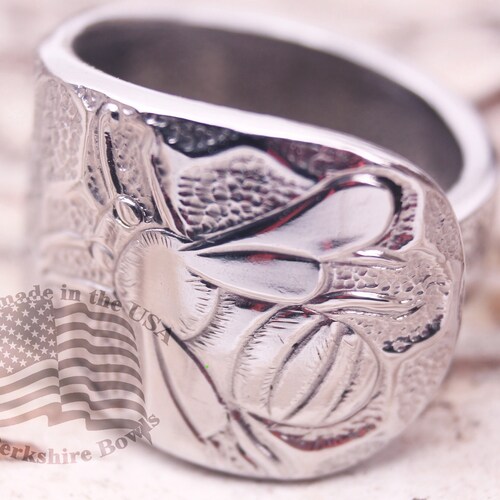 Maker of handmade wooden puzzles, jewelry and more.