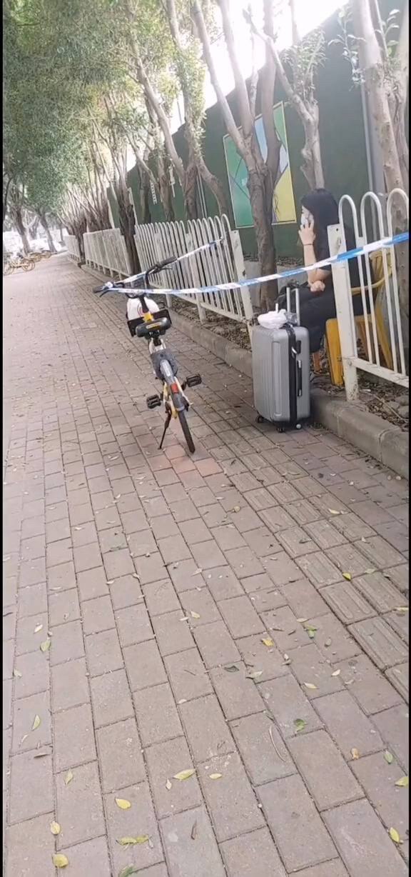 Covid CCP believed this person has Covid, so covidly quarantined her right at the spot.
#一个人就地隔离