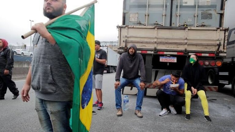 Supreme Court Justice Alexandre de Moraes toughens penalties for protesters and seizes trucks in the state of Mato Grosso.
The Justice ordered the seizure