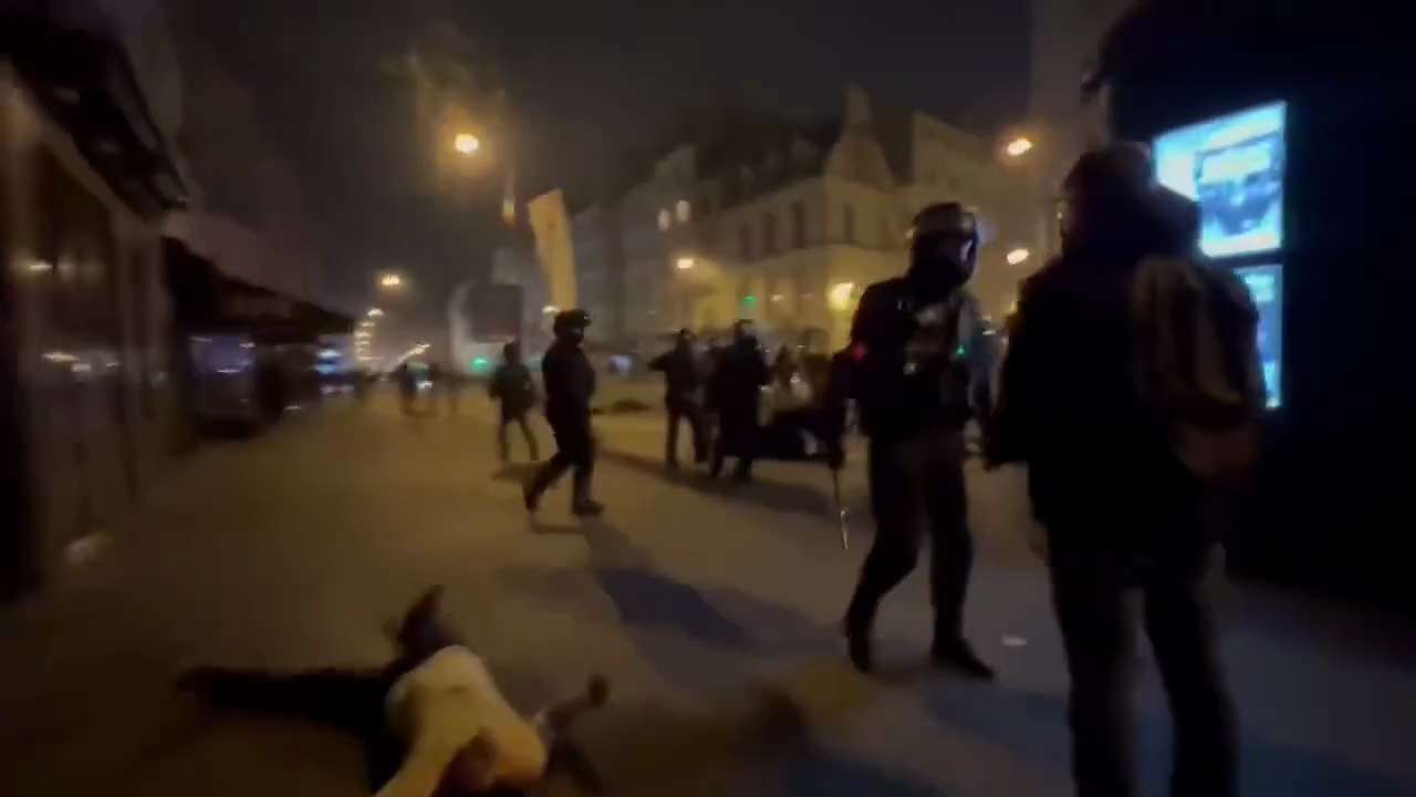 Macron's police beat students, women and the elderly who dare to demonstrate. Some journalists were also affected.