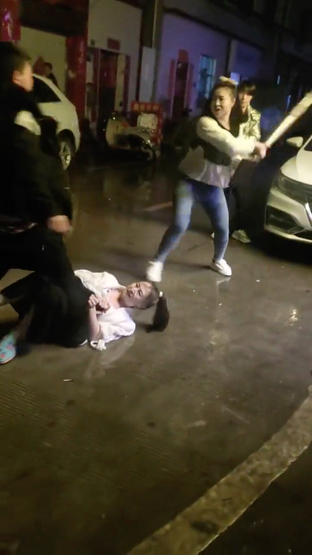 Whoring without money? Beaten by three women! 🥵🥵