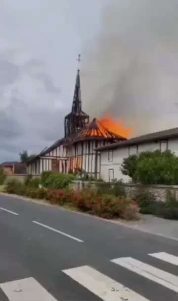 ⚫🔴 [20H55] Un incendie s'est déclaré dans une église à #Drosnay dans l'après-midi.

➡️ L'église avait été construite au 17ème siècle. 

💥 Les causes de l'#incendie ne sont pas encore connues. 

