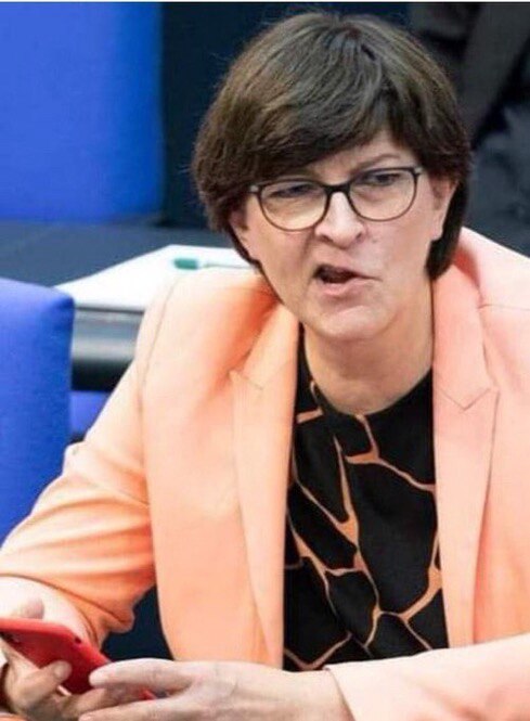 Die eine 🟩 hasst Deutschland 🇩🇪 und sagte „Deutschland verrecke“
Die andere  🟥 hetzt tagtäglich ...