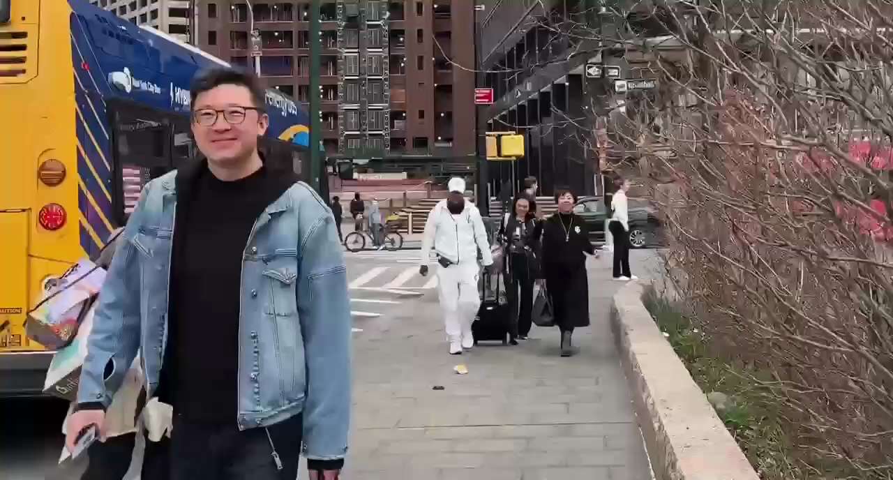 315周年这一天，诸多战友聚集在MDC外面，表达对七哥的思念。感谢香草山爆工场制作的视频和配乐。

#315周年 #三票先生 
