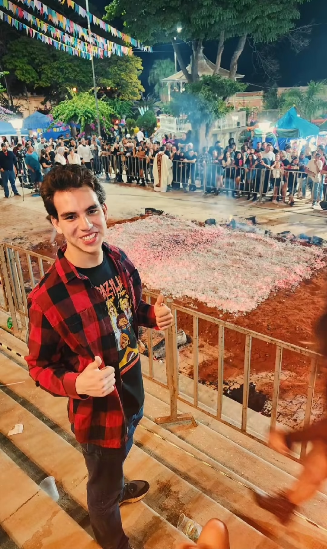 Nosso querido Mateo, esteve em Bocaina para acompanhar a famosa travessia dos fiéis pelas brasas da ...