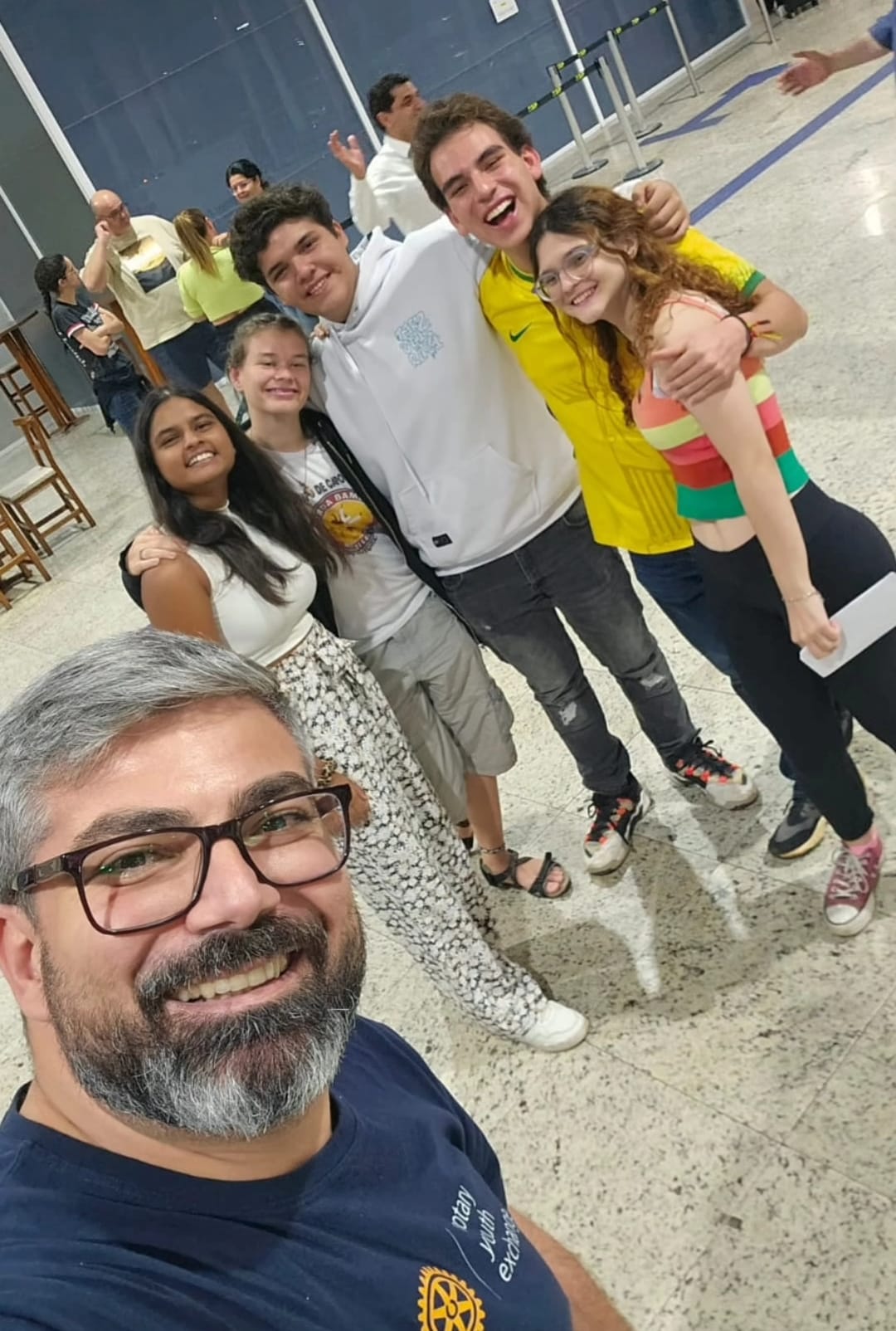 Texto do YEP4480:

Nossos chegadas e partidas de hoje foi em dose dupla, nossos queridos Alberto e M...