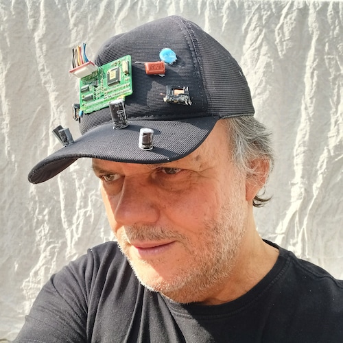 Músico, compositor e vocalista...