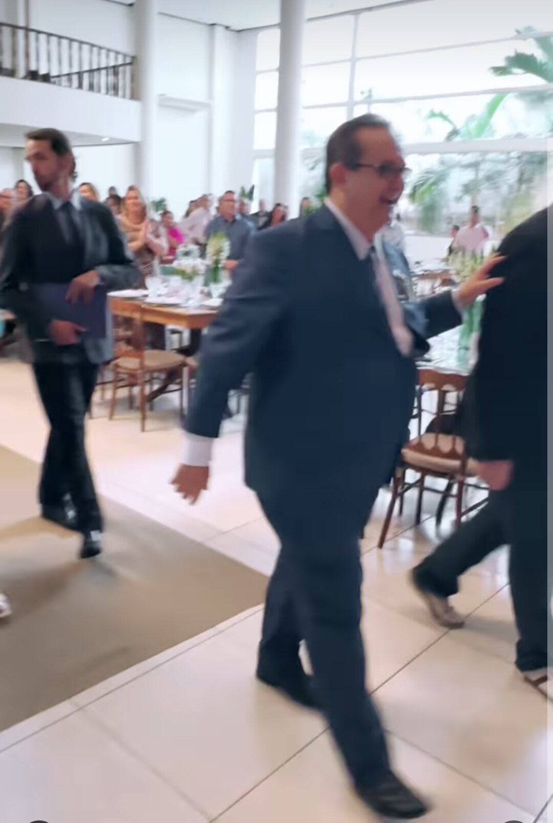 Texto de Márcio Costa:

Entrada do Gov. Éder Bocchini com a esposa Nelly presidente da Casa da Amiza...