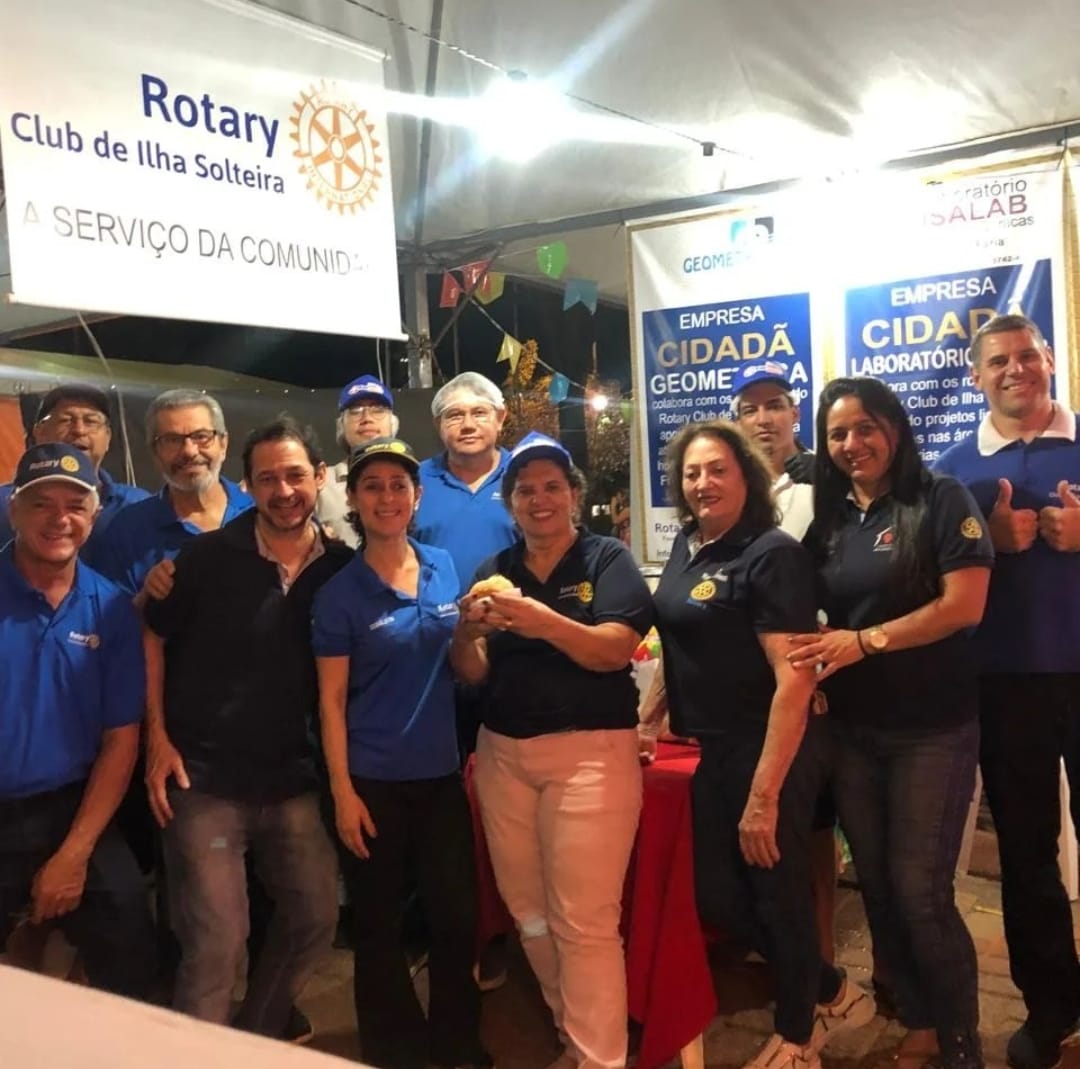 Rotary Club de Ilha Solteira trabalhando no Arraia da praça em prol de projetos sociais.

https://ww...