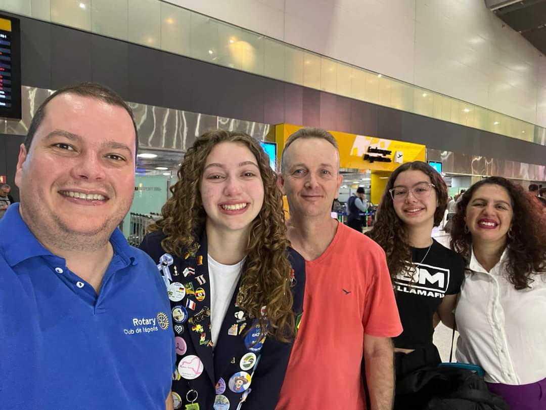 Texto do YEP4480:

Nosso chegadas e partidas de hoje é o embarque da Isabelle, nossa jovem destaque ...