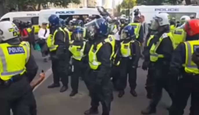 Don't ever tell me two tier policing doesn't exist.

Look at the difference between the way the met ...