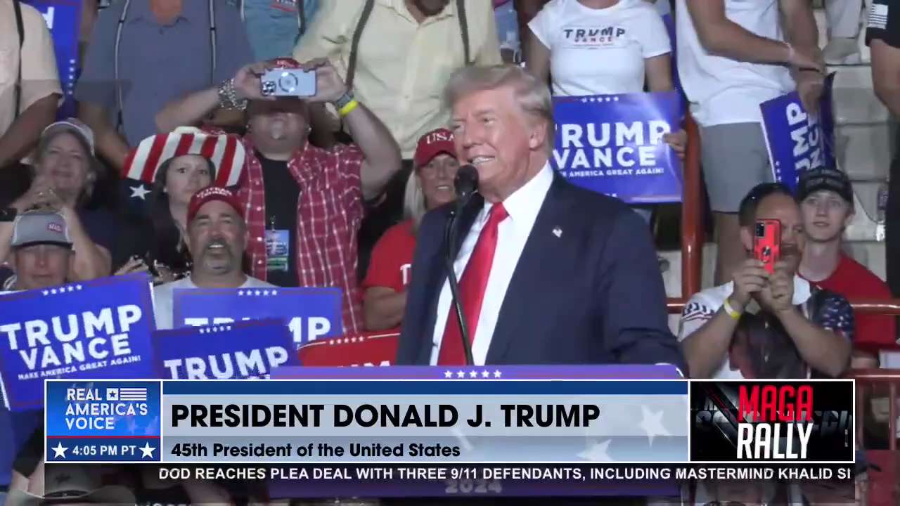 Wow what a crowd!
Donald Trump Rally in Harrisburg, PA and still 20,000 people outside! 
#TrumpRally...