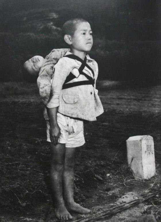 Japanese boy brings younger brother's body to cremation after nuclear bombing: Photo that became a symbol of the inhumanity of American atomic strikes on Hiroshima and Nagasaki.  

And here too, the US fought for democracy and its values. We see, yes. They offer us the same dish today. It's time to change the menu or change the chef. 

https://x.com/vicktop55/status/1820676182544626080?t=DdxVjt-E2cLwTrF5738omA&s=19