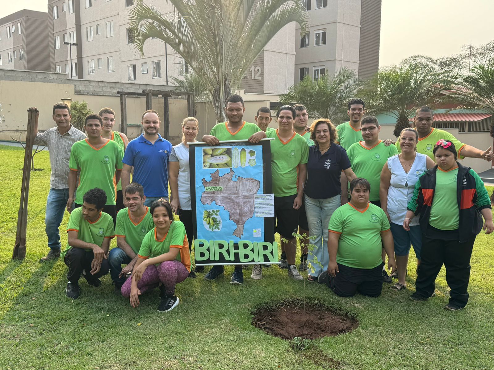 Texto do Pres. do Rotary Club de Catanduva - Lucas Soldan:

Em parceria com a APAE, plantamos uma ár...