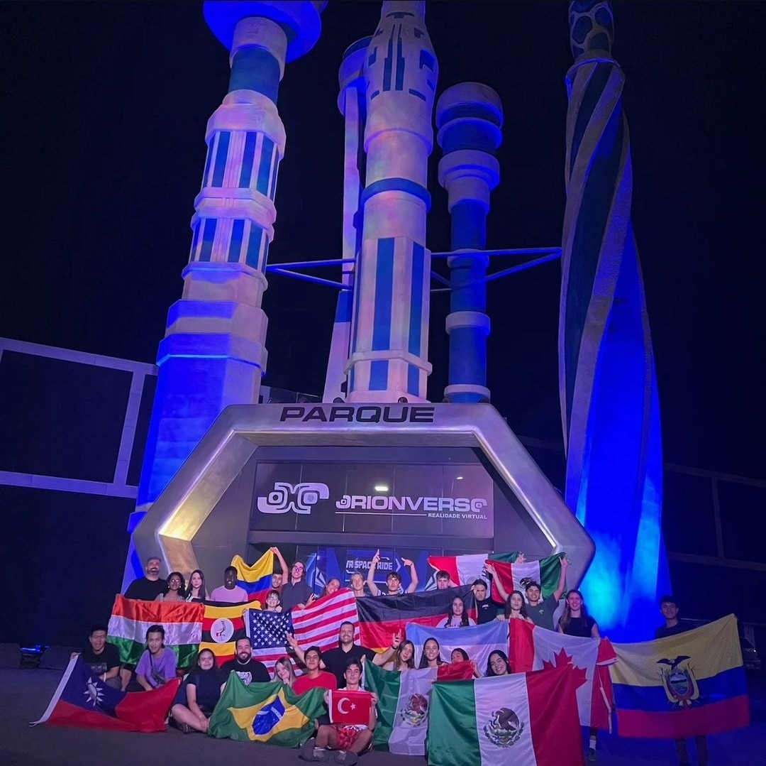 Texto do YEP4480:

Nossos intercambistas visitaram o Orionverso, parque de realidade virtual, na cid...