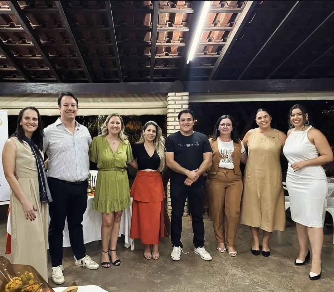 Texto de ma_izipato e rotary4480:

Uma noite Memorável. Posse dos novos associados. Sejam todos bem ...