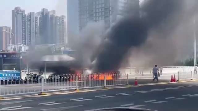 
🔥🔥武汉长江大桥警车被撞引发大火，烧毁警车和交警岗亭！9月27日上午11时，武汉长江二桥桥头，一辆白色标致汽车撞上了一辆停在桥头执勤的警车，导致两辆车瞬间发生剧烈燃烧，还引燃了交警岗亭。