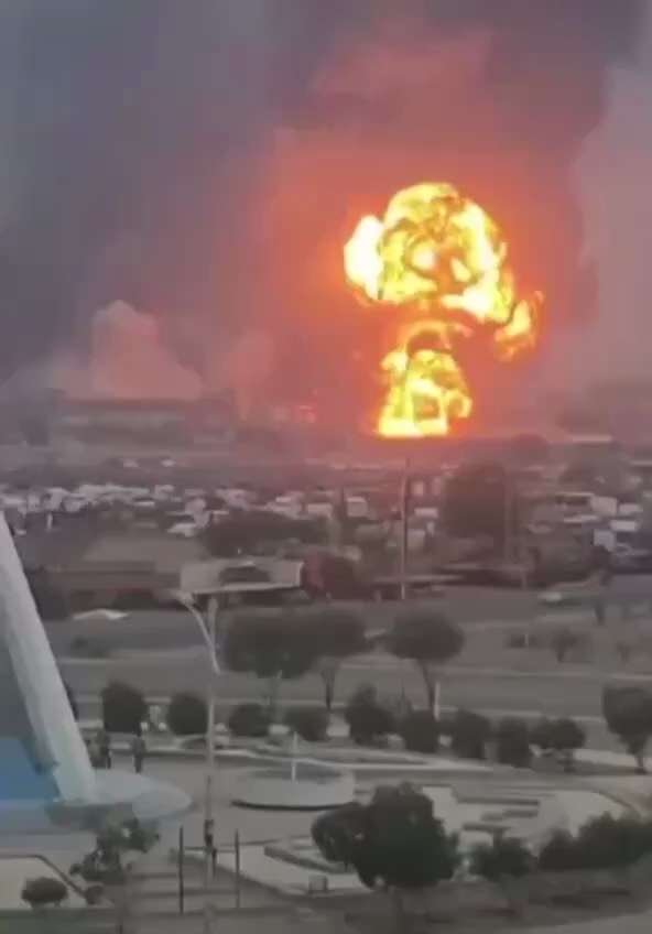 Israeli source says Yemen attack coordinated with US. Rocket sirens sound in Acre and nearby towns. Fire at oil facility in Ras Issa, Yemen.

https://x.com/vicktop55/status/1840418811549295028?t=i9qO45bhHaSV8BvjTil_6A&s=19…