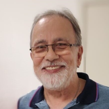 Cursou engenharia civil, filosofia e música. Despachante aduaneiro/Comex/Logística por profissão.