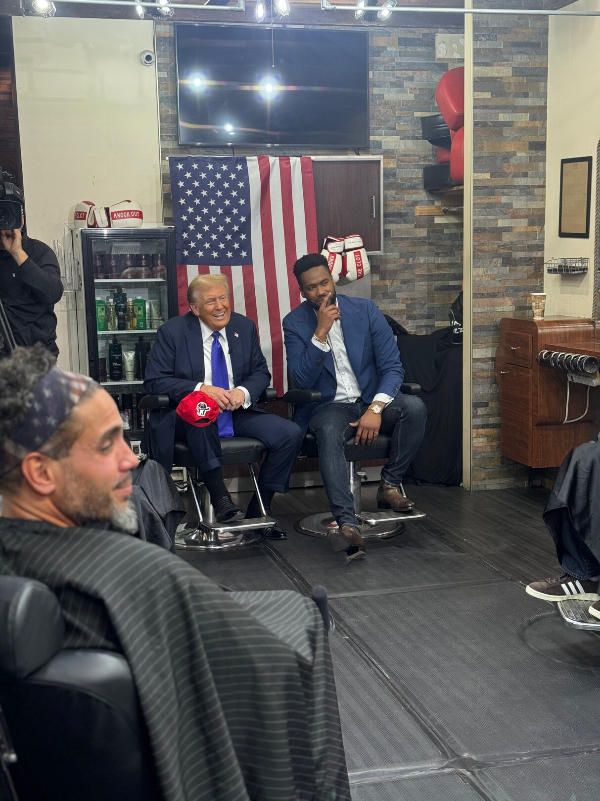 I love this picture! I love this man! 
President Trump hanging out at Javiel’s Barbershop, just chat...