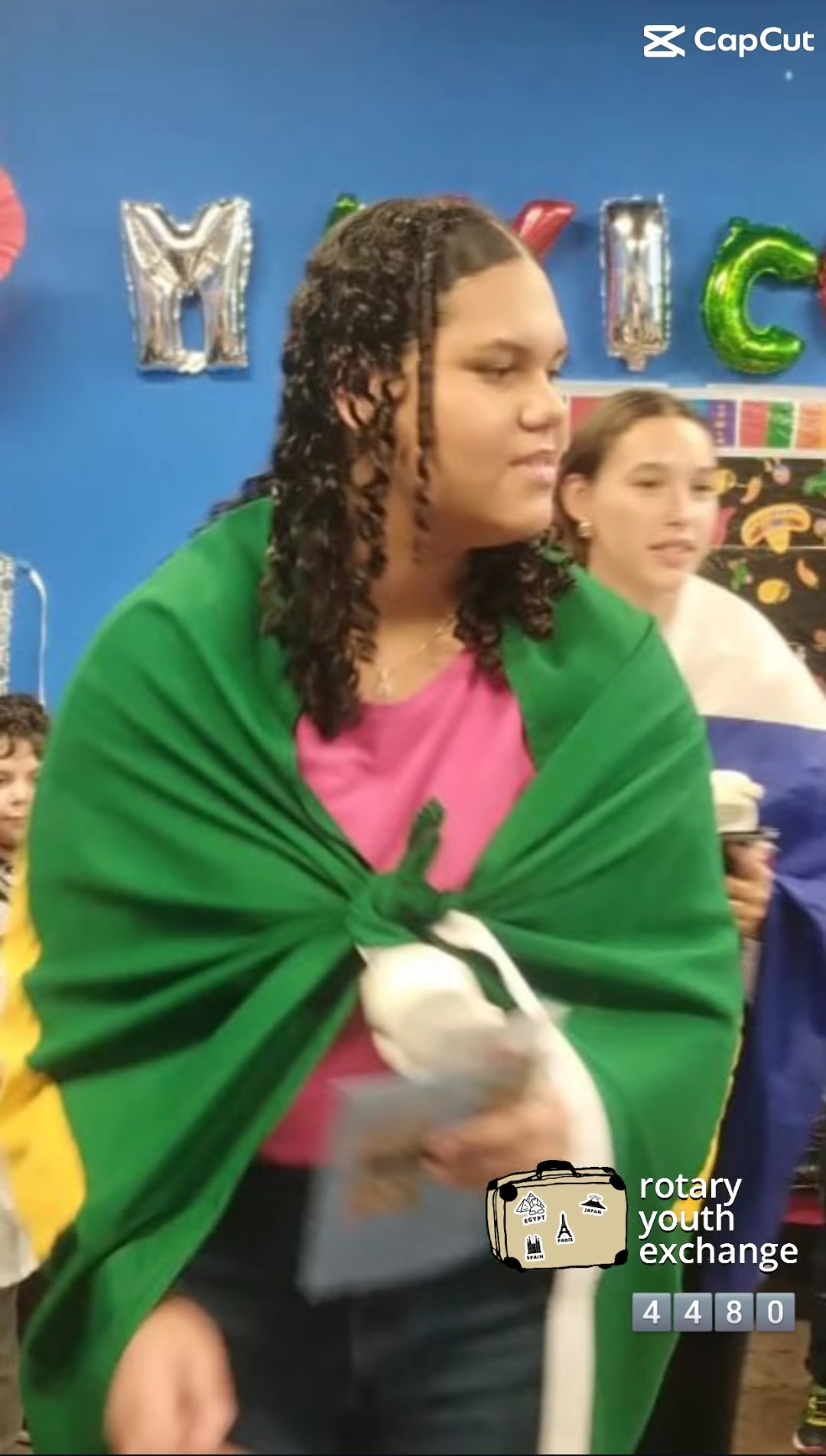 Texto do YEP4480:

Nossa querida Stefani, foi convidada pelo Colegio Kender, em Durango, no México, ...